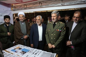 بازدید وزیر دفاع از نمایشگاه دانشجویی دانشگاه مالک اشتر