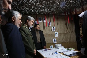 بازدید وزیر دفاع از نمایشگاه دانشجویی دانشگاه مالک اشتر