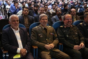 بازدید وزیر دفاع از نمایشگاه دانشجویی دانشگاه مالک اشتر
