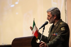 بازدید وزیر دفاع از نمایشگاه دانشجویی دانشگاه مالک اشتر