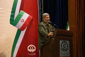 بازدید وزیر دفاع از نمایشگاه دانشجویی دانشگاه مالک اشتر