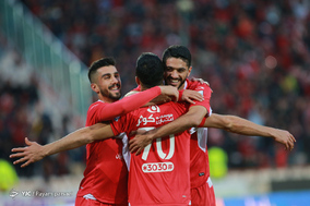 دیدار تیم‌های فوتبال پرسپولیس و پارس جنوبی جم