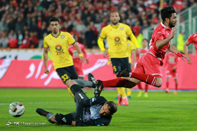 دیدار تیم‌های فوتبال پرسپولیس و پارس جنوبی جم