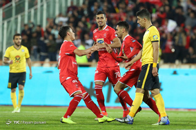 دیدار تیم‌های فوتبال پرسپولیس و پارس جنوبی جم
