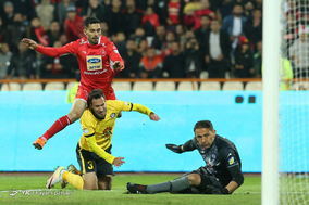 دیدار تیم‌های فوتبال پرسپولیس و پارس جنوبی جم