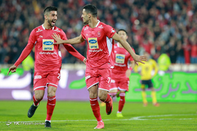دیدار تیم‌های فوتبال پرسپولیس و پارس جنوبی جم