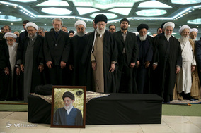 اقامه نماز بر پیکر مرحوم آیت الله هاشمی‌شاهرودی توسط رهبر معظم انقلاب