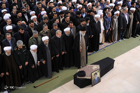 اقامه نماز بر پیکر مرحوم آیت الله هاشمی‌شاهرودی توسط رهبر معظم انقلاب