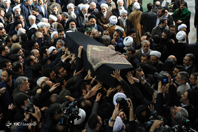 اقامه نماز بر پیکر مرحوم آیت الله هاشمی‌شاهرودی توسط رهبر معظم انقلاب