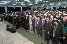 اقامه نماز بر پیکر مرحوم آیت الله هاشمی‌شاهرودی توسط رهبر معظم انقلاب