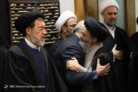 حضور طلاب و روحانیون در منزل آیت الله هاشمی شاهرودی در قم