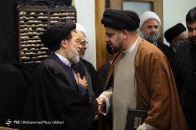 حضور طلاب و روحانیون در منزل آیت الله هاشمی شاهرودی در قم