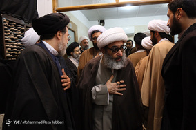 حضور طلاب و روحانیون در منزل آیت الله هاشمی شاهرودی در قم