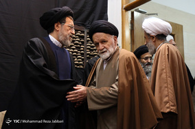 حضور طلاب و روحانیون در منزل آیت الله هاشمی شاهرودی در قم