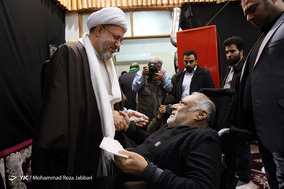 حضور طلاب و روحانیون در منزل آیت الله هاشمی شاهرودی در قم