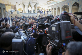 حضور حمیدرضا مقدم فر، مشاور فرهنگی هیئت امنای دانشگاه آزاد اسلامی در جمع خبرنگاران در حاشیه مراسم یادبود جانباختگان حادثه دانشگاه آزاد