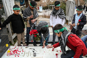 غبار روبی مزار شهدا توسط کودکان آجرپزی