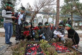 غبار روبی مزار شهدا توسط کودکان آجرپزی