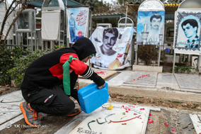 غبار روبی مزار شهدا توسط کودکان آجرپزی