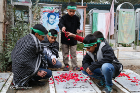 غبار روبی مزار شهدا توسط کودکان آجرپزی