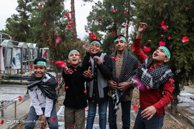 غبار روبی مزار شهدا توسط کودکان آجرپزی