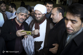 حضور حجت‌الاسلام محمدجواد حاج‌علی‌اکبری امام جمعه موقت تهران در بین نمازگزاران در حاشیه نماز جمعه تهران - ۱۴ دی ۱۳۹۷