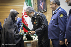 تقدیر از خانواده شهدای نیروی هوایی در طول هشت سال دفاع مقدس در مراسم بزرگداشت سالروز شهادت امیر سرلشکر منصور ستاری