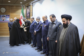 تقدیر از خانواده شهدای نیروی هوایی در طول هشت سال دفاع مقدس در مراسم بزرگداشت سالروز شهادت امیر سرلشکر منصور ستاری