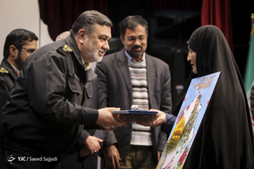 تقدیر از خانواده‌های شهدا در اختتامیه اولین جشنواره «شاهدان حقیقت»