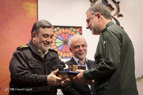 تقدیر از سردار یعقوب سلیمانی، دبیر ستاد اربعین سپاه و بسیج در اختتامیه اولین جشنواره «شاهدان حقیقت»