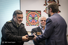 تقدیر از حمید شاه‌آبادی، معاون صدای رسانه ملی در اختتامیه اولین جشنواره «شاهدان حقیقت»