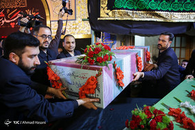 وداع با پیکر مطهر ۱۰ شهید دفاع مقدس و مدافع حرم حضرت زینب (س) در مشهد