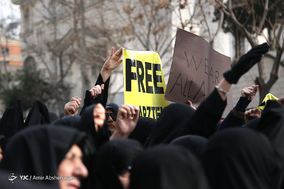 تجمع مردمی مقابل سفارت سوئیس در اعتراض به بازداشت مرضیه هاشمی