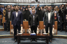 از راست حمید شاه‌آبادی، معاون صدای رسانه ملی - سید مرتضی میرباقری معاون سیمای رسانه ملی - برنا فيروزی، مشاور اجرايي و رئيس حوزه رياست سازمان صدا و سيما در اختتامیه نخستین جشنواره ملی نماهنگ فجر