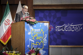 سخنرانی محمدباقر معلم، مدیر دفتر موسیقی و سرود سازمان صدا و سیما و دبیر جشنواره در اختتامیه نخستین جشنواره ملی نماهنگ فجر