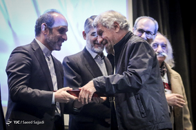 تقدیر از صادق آهنگران، پیشکسوت عرصه موسیقی انقلاب و دفاع‌مقدس در اختتامیه نخستین جشنواره ملی نماهنگ فجر