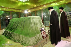 حضور رهبر معظم انقلاب در مرقد مطهر امام راحل و گلزار شهدای بهشت زهرا