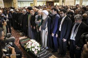 اقامه نماز توسط آیت‌الله محمدعلی موحدی کرمانی، امام جمعه موقت تهران بر پیکر مرحوم محمدنبی حبیبی