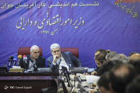 سورنا ستاری، معاون علمی و فناوری رئیس جمهور و فرهاد دژپسند، وزیر اقتصاد و امور دارایی در نشست هم‌اندیشی با کارآفرینان جوان