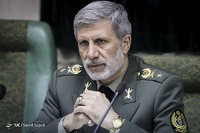 بازدید وزیر دفاع از نمایشگاه اقتدار بهداری رزم سپاه