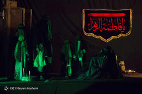 نمایش «ماه بی نشان»
