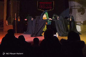 نمایش «ماه بی نشان»