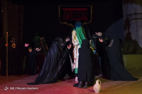نمایش «ماه بی نشان»