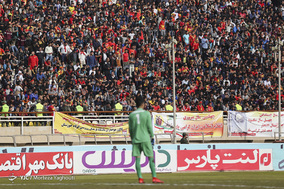 دیدار تیم‌های فوتبال فولاد خوزستان و پرسپولیس تهران