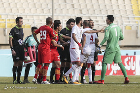 دیدار تیم‌های فوتبال فولاد خوزستان و پرسپولیس تهران