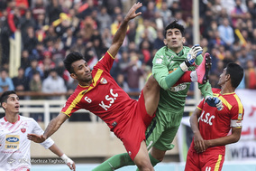 دیدار تیم‌های فوتبال فولاد خوزستان و پرسپولیس تهران