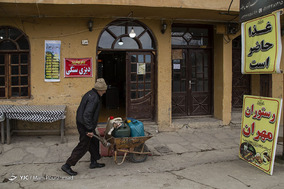 نصب بنرهایی از جنس پلاستیک با ظاهری نه چندان مناسبِ فضای شهری ماسوله، منظر شهری آن را آلوده می کنند و باعث لطمه دیدن زیبایی های بصری این شهر می شوند.
