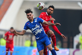دیدار تیم‌های فوتبال پرسپولیس و استقلال خوزستان