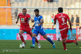 دیدار تیم‌های فوتبال پرسپولیس و استقلال خوزستان