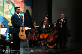 ارکستر مجلسی ایران به رهبری منوچهرصهبایی در پنجمین شب سی و چهارمین جشنواره موسیقی فجر